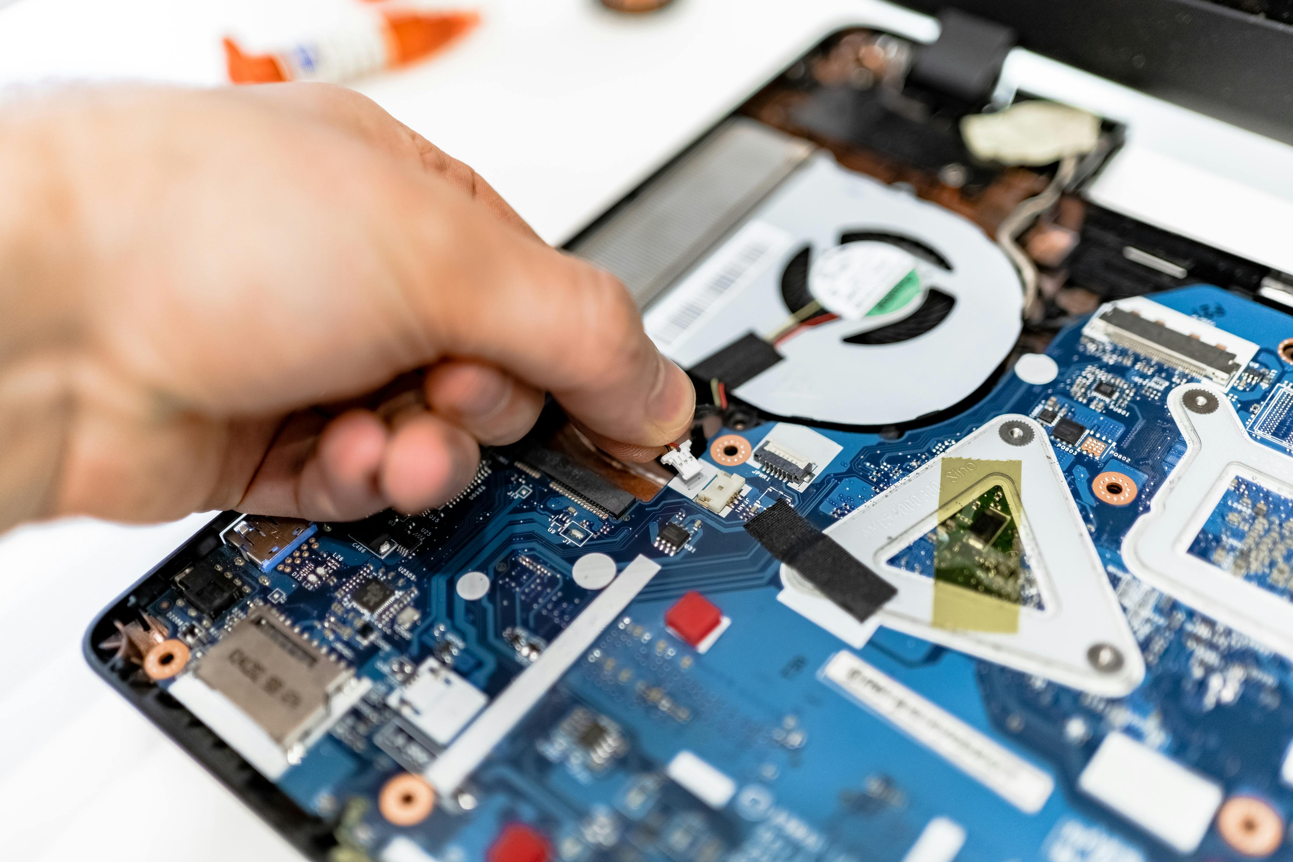 Technicien IT Cares réparant un laptop Windows à Montréal — remplacement composants